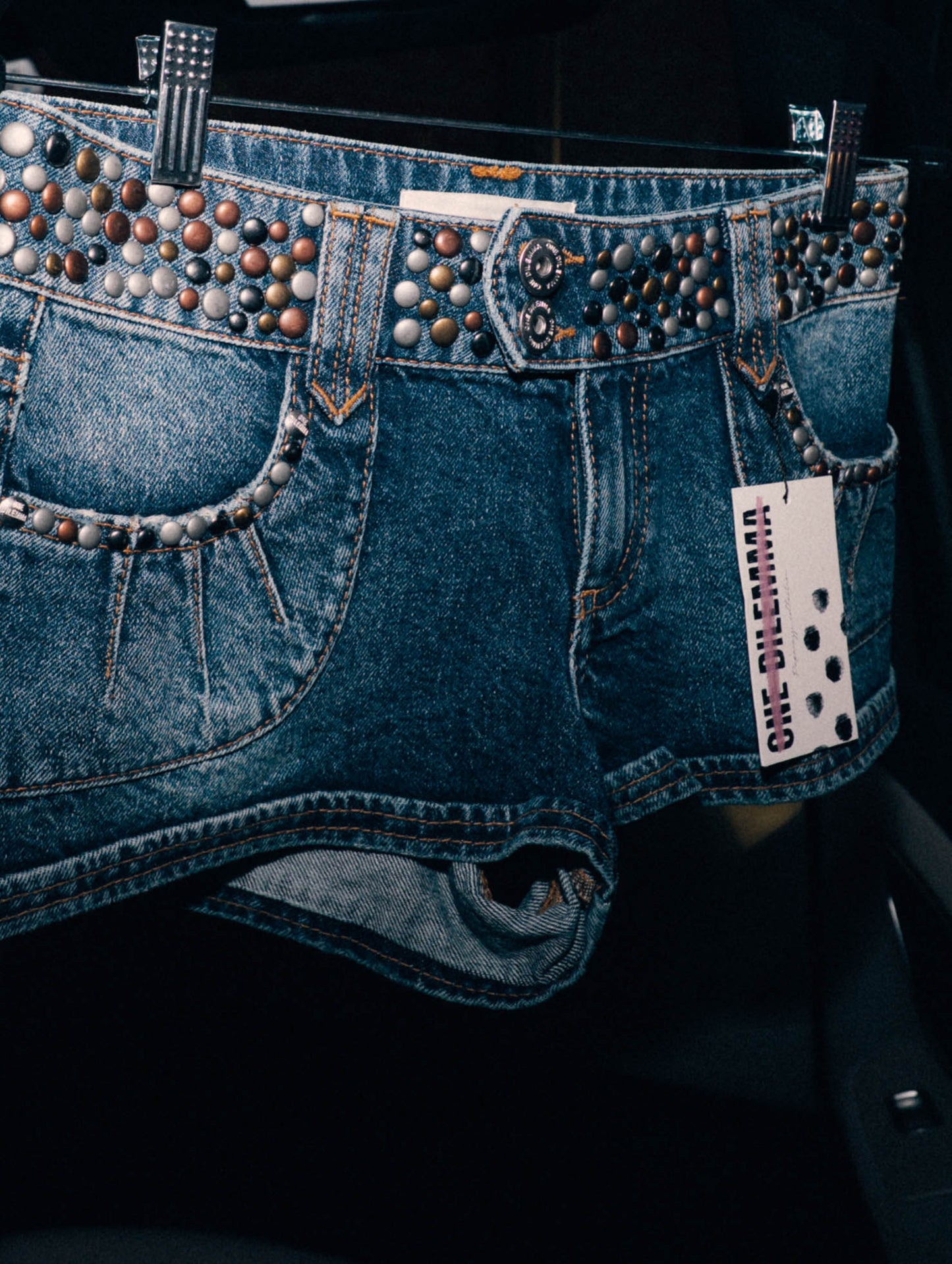 SHORT COLOR STUDS