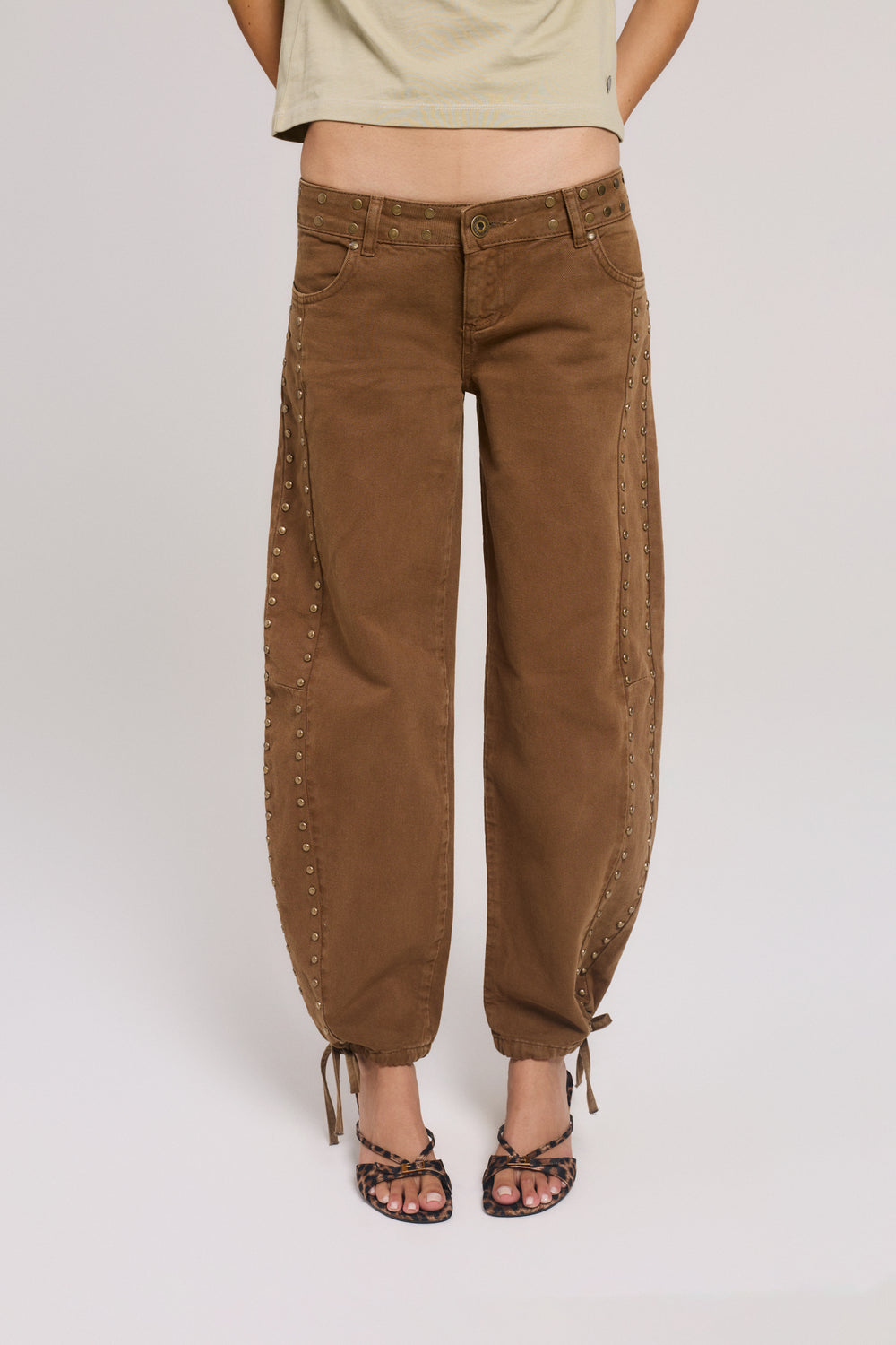 BROWN BALLOON STUDS STAR