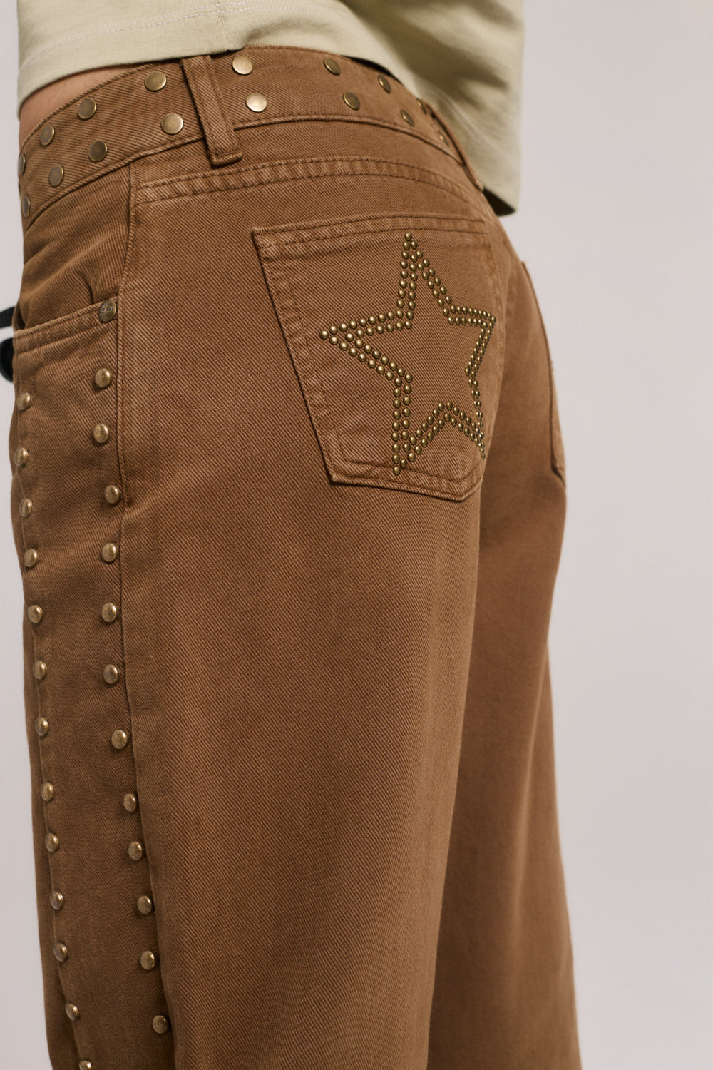 BROWN BALLOON STUDS STAR