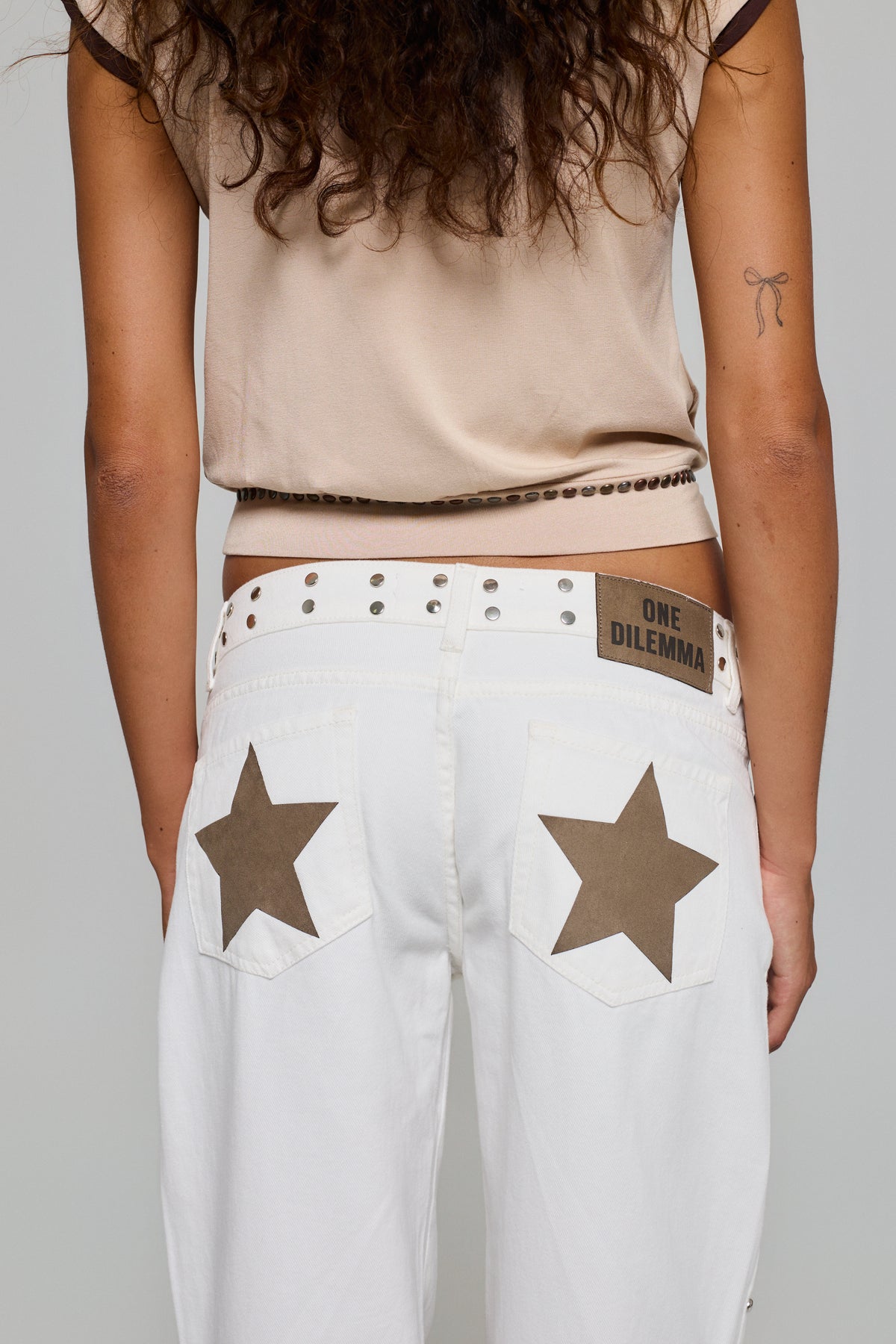 WHITE JEANS BROWN STAR