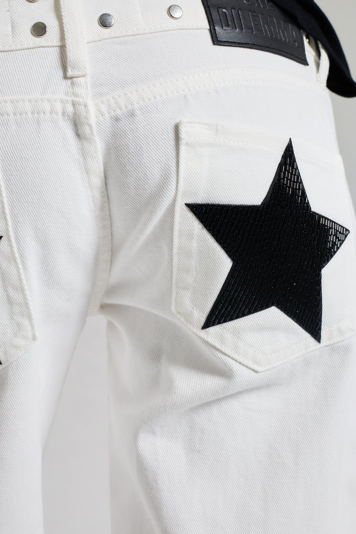 WHITE JEANS BLACK BEADS STAR
